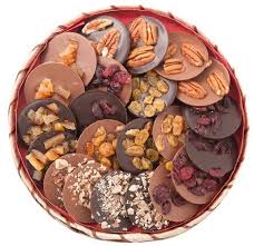Caja Con Mendiants O Discos De Chocolate Cubiertos De Frutos Secos Chocolat Mandiant Chocolat Gateaux Et Desserts