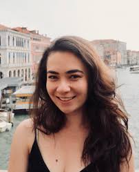 Leah Roe's Instagram, Twitter & Facebook