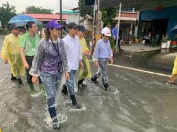 Jun 20, 2021 · 高雄雷雨3件積淹水通報 仁武一度水淹30公分 對流雲系發展旺盛，高雄市下午一陣豪雨，造成全市共3處積淹水災情通報，其中仁武區水管路近義大二. é«˜é›„æ·¹æ°´æˆç½é™³å…¶é‚ä¸€å¤©å·¡16å€‹é»ž åœ°æ–¹ Nownewsä»Šæ—¥æ–°èž