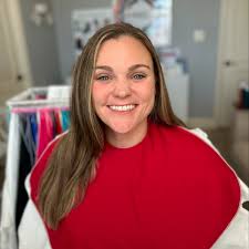 Casey WOWs in her winter hues 🤩❄️ She prefers lipgloss over lipstick but  she deserves a round of applause for being open minded and trying the bold  lipstick colors 👏🏼👏🏼👏🏼 Her lipgloss