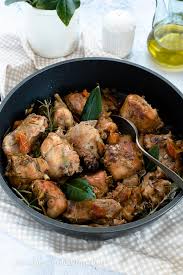 Tagliate il coniglio a pezzi, poi lavateli sotto l'acqua corrente e asciugateli con carta da cucina. Coniglio In Umido Ricetta Facile Con Pomodoro O Senza