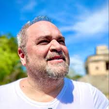 Lalo Manzano Comediante added a...