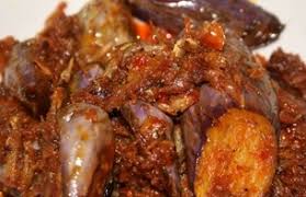 4.akhir sekali , masukkan tomato dan cuka.angkat dan taburkan ikan bilis goreng diatasnya. Resepi Terung Berlada