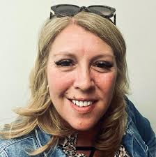 Hello ❤️, any creative ideas how to manage this empty space in the entrance  hall?🙏🏼🙏🏼🙏🏼 Thanks.