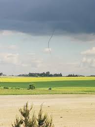 Pierwszy w tym roku (2013) potwierdzony przypadek trąby powietrznej Poczatek Tornada Zobacz Widowiskowe Zjawisko Ktore Przeszlo Nad Powiatem Okno Na Wagrowiec