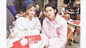 Gigi holds up a cookie that. Akrabnya Gigi Hadid Dan Kris Wu Di Paris Fashion Week Showbiz Liputan6 Com