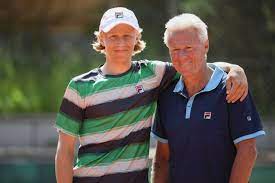 Leo borg hosts max hans rehberg in a french open boys game, certain to entertain all tennis fans. Im Video Borgs Sohn Leo Chancenlos Bei Profi Debut Tennis Magazin