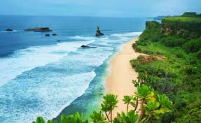 Suasana senja diperkuat dengan warna awan yang berangsur gelap. Pantai Di Pacitan Yang Sayang Untuk Dilewatkan Galeri Wisata