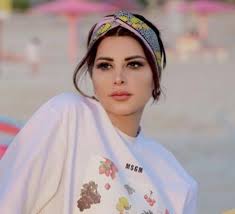 واعترفت شمس الكويتية أنها تغزّلت من قبل في رجل أعجبها، وأقرّت أن التحرش لا يعتبر وجهة نظر بل مسألة أخلاقيات باحتة، وأن المرأة التي تعتبر الغزل تحرّش، فهي لديها نقص. Ø¨Ø§Ù„ÙÙŠØ¯ÙŠÙˆ Ø´Ù…Ø³ Ø§Ù„ÙƒÙˆÙŠØªÙŠØ© ØªØ¯Ø§ÙØ¹ Ø¹Ù† Ø§Ù„Ù…ØºØ±Ø¨ÙŠØ§Øª Ø¨Ø¹Ø¯ Ø§ØªÙ‡Ø§Ù…Ù‡Ù† Ø¨Ø£Ù†Ù‡Ù† Ø³Ø§Ø­Ø±Ø§Øª ÙˆÙŠØ®Ø·ÙÙ† Ø§Ù„Ø±Ø¬Ø§Ù„ Ù…ÙˆÙ‚Ø¹ Ø´Ù…Ø³ Ø§Ù„Ø§Ø®Ø¨Ø§Ø±ÙŠ