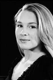 Hillary Andrews's Instagram, Twitter & Facebook