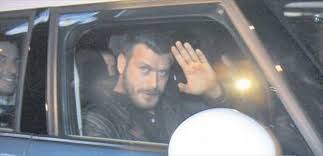 Kıvanç tatlıtuğ was born in adana in southern turkey. Tatmin Etmeyen Sozler Kivanc Tatlitug Dan Kavga Aciklamasi Magazinn Com
