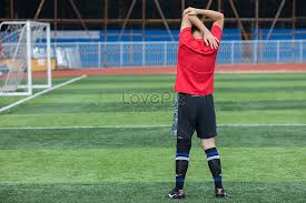 Sistem latihan di ekstrakurikuler tidak beda dengan sistem pendidikan kepanduan, seperti halnya pramuka dan sebagainya, dimana anak. Pemain Bola Sepak Melakukan Latihan Pemanasan Gambar Unduh Gratis Imej 500615918 Format Jpg My Lovepik Com