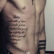 Zitat Auf Den Rippen Des Mannes Tatowierungs Idee Idee Mans Quote Ribs T Zitat Tattoo Coole Unterarm Tatowierungen Rippen Tattoo