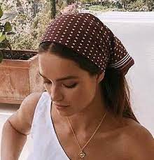 Os Lencos E Bandanas Sao Acessorios Praticos Capazes De Tornarem Uma Producao Muito Estilosa Em Segundos Nest Scarf Hairstyles Bandana Hairstyles Hair Styles