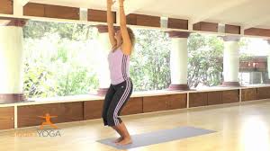 En realidad lo que cuenta es la calidad del ejercicio, no el esta es una de las posturas de yoga para adelgazar más eficaces, ya que trabaja simultáneamente varios músculos. Clase De Yoga Para Bajar De Peso Ciudad Yoga Youtube