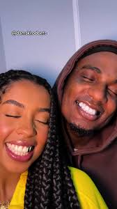 Jóias Dentais: Derek e Emily Mostram Brilho e Estilo