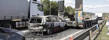 Zwischen staakow und freiwalde (brandenburg) ist am freitag ein reisebus umgekippt. Unfall Auto Brennt Auf A13 Vollig Aus