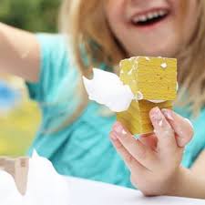 Des Cubes Et De La Mousse A Raser Voila Tout Ce Qu Il Vous Faudra Pour Mettre En Place Une Activite Qui Eveille Mousse A Raser Activite Peinture Faite Maison