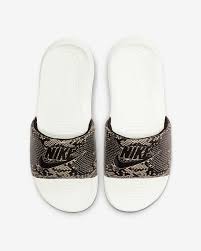 Gerade erst haben wir angefangen uns an die birkenstock sandalen zu gewöhnen, da steht schon der nächste mega. Nike Victori One Damen Slides Mit Print Nike De