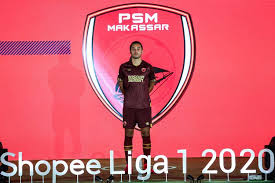 Psm makassar away juga kami sediakan dengan warna utama putih berhiaskan warna emas yang meliputi warna nomor punggung, strip lengan dan garis kecil pada bagian kaos kaki. Psm Makassar Masih Pakai Jersey Lawas Di Liga 1 2020 Kenapa