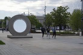 Installed on may 26 in front of the vilnius train station, the idea has been five years in the making. Das Ungewohnliche Portal Verband Die Einwohner Von Lublin Und Vilnius Ein Blick Wie Aus Einem Science Fiction Film