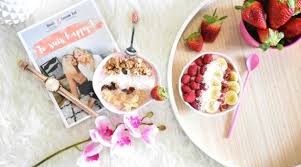 Deux Recettes De Smoothie Bowl Aux Fruits Rouges Pour Un Petit Dejeuner Equilibre Et Vitamine Cuisine Et Boissons Petit Dejeuner Les Super Aliments