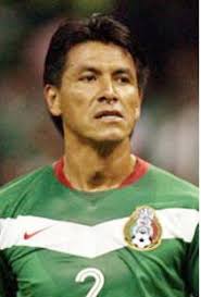 DEFENSAS 2. Claudio Suárez Sánchez. Edad: 37 años Nacimiento: 17/dic/1968  en Texcoco, Estado de México. Estatura y peso: 1.78 mts/ 75 kgs. Fecha de  debut con el Tri: 26/jul/1992. La Selección Mexicana,