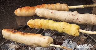 Stockbrot Backen Mit Oder Ohne Hefe Herzhaft Oder Suss In 2020 Rezepte Stockbrot Lebensmittel Essen