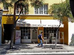 El barrio bellavista es un sector de la ciudad de santiago, la capital de chile, ubicado entre la ribera norte del río mapocho y el cerro san cristóbal.está dividido entre las comunas de providencia al oriente y recoleta al poniente, separadas por la calle pío nono que sirve como columna vertebral al barrio. 1 920 En Calle Jose Victorino Lastarria Barrio Lastarria Santiago De Chile Mapio Net