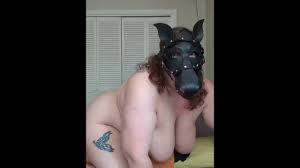 Pônei não binário transa com o travesseiro com uma vibração de coelho