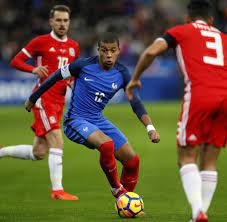 Als sohn von vater (?) und mutter (?) erlangte er im jahr 2021 als fußballer berühmtheit zum beispiel für as. Kylian Mbappe Die Mutter Machte Ihn Einmal Bewusst Lacherlich Welt