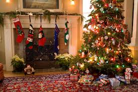 Je später der baum geschlagen wurde und je kürzer er lagern muss ob früh oder spät, der verband natürlicher weihnachtsbaum rät, den baum unbedingt einen tag vor dem schmücken aufzustellen und von. Was In Anderen Landern An Den Weihnachtsbaum Kommt