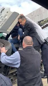 Cuomo cars propone in vendita. New York Gov Andrew Cuomo Seen Pulling Victim From Car Wreck Abc News