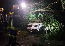 In der nacht zum sonntag mussten etwa 50 menschen geborgen werden, die mit ihren fahrzeugen eingeschlossen waren. 3 000 Feuerwehreinsatze Nach Unwettern In Ober Und Niederosterreich Osterreich Derstandard De International