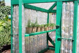 Möchtest du gemüse anbauen oder stecklinge ziehen, um sie später auszupflanzen, ist ein treibhaus im garten dafür ideal. Upcycling So Bauen Sie Ihr Gewachshaus Umweltbewusst Garten Gewachshaus Gewachshaus Selbstgebautes Gewachshaus