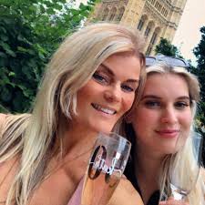 Why is my Etsy dashboard not refreshing and showing delayed stats?