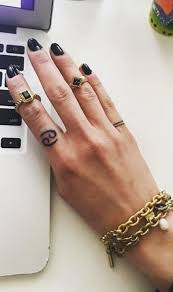 This cancer tattoo utilizes the small minimalist mark as the base of the design, but it also adds space elements like the moon and a star to tie it in with astrology. 100 Tatuajes Del Signo Del Zodiaco Cancer Y El Significado