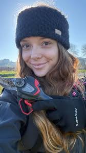 🌱En ce moment dans les pépinières viticoles 🎬 Fanny Clément nous parle de  l'arrachage des plants de vigne ! 🇬🇧🌱Right now in the vine nurseries 🎬 Fanny  Clément talks to us about