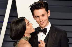 Apparently the answer is yes, as it is made official that the two, venessa and austin have split up after 9 longs years of being together! How Did Vanessa Hudgens And Austin Butler Meet Popsugar Celebrity