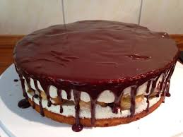 Mit der stäbchenprobe prüfen, ob der kuchen durchgebacken ist. Olles Himmelsglitzerdings Windbeuteltorte Mit Schokoguss Und Beerenhaube