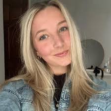 Hayley Walter's Instagram, Twitter & Facebook