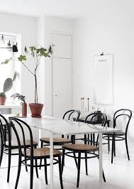 Esszimmer Esstisch Marmor Weiss Stuhle Thonet Schwarz Designklassiket Einrichten Dekorieren Z Dining Table Marble Dining Room Inspiration Minimalist Dining Room