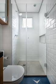 Banheiro De Apartamento Com Piso De Ladrilho Azul Escuro E Branco E Piso De Porcelanato No Banheiro Pequeno Simples Piso Para Banheiro Banheiro De Apartamento