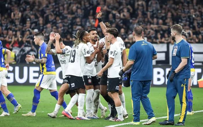 Memphis brilha, e Corinthians avan&ccedil;a &agrave;s quartas da Libertadores