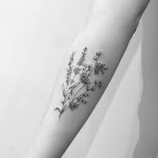 Cette plante à fleurs embellit les prés des campagnes et représente la tranquillité et un sommeil apaisé. Flower Tattoo Vegetal Lavender Mimosa Olivetree Carinsilver Lesmauxbleus Bouquet Tatouage Fleurs Natu Lavender Tattoo Poppies Tattoo Bouquet Tattoo