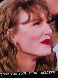 Dakota Johnson crowns Taylor Swift! 😁😎