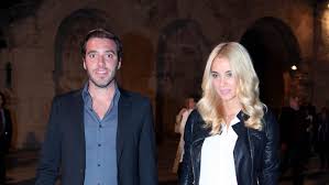 Κι ενώ ακόμα δεν έχει τελειώσει το θρίλερ με το διαζύγιο του με την βίκυ καγιά, ο νίκος κριθαριώτης φέρεται να έχει κινήσει για άλλες πολιτείες. H Doykissa Nomikoy Giortase Thn Epeteio Toy Gamoy Ths Me Mia Tryferh Fwtografia Me Ton Dhmhtrh 8eodwridh Bovary