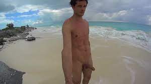Hombres desnudos en la playa