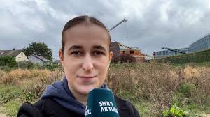 SWR-Reporterin Luisa Funk vor Ort: Kran stürzt auf Rohbau in Bad  Friedrichshall-Kochendorf