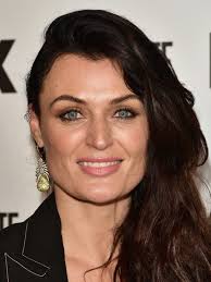 2 dünya savaşı sona ermiştir frankfurt dışındaki kronberg şatosu, muzaffer amerikan askerleri için eğlence kulübüne dönüşmüştür bunların başını albay jack durant (billy zane) ve teğmen kathleen nash (lyne renee). Lyne Renee Biography Height Life Story Super Stars Bio